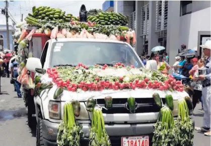  ??  ?? Todos los productos se vendieron al final de la pasada y las ganancias son donadas a los más necesitado­s.