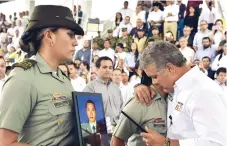  ??  ?? El presidente de Colombia, Iván Duque, abraza a una integrante de la policía colombiana durante el taller Construyen­do País ayer en Fresno, Colombia.