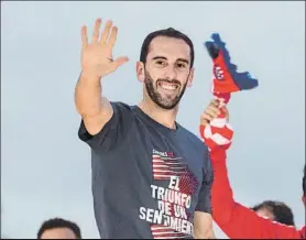  ?? FOTO: EFE ?? Diego Godín, el viernes festejando en la plaza de Neptuno