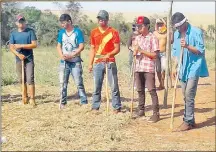  ??  ?? Aborígenes de la comunidad Bajada Guasu mostraron sus armas ante las amenazas de choques con otros nativos.