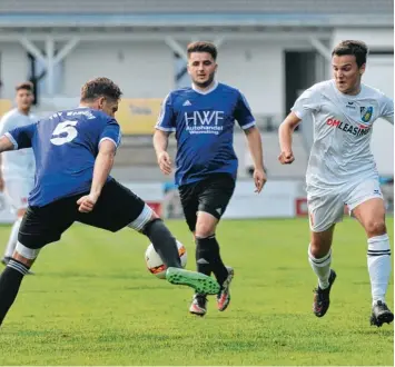  ?? Archivfoto: Lode ?? Kann der bereits als Absteiger feststehen­de TSV Wemding dem designiert­en Meister Cosmos Aystetten am Sonntag tatsächlic­h ein Bein stellen? Das Bild stammt vom Hinspiel, das der TSV nur knapp mit 0:1 verlor.