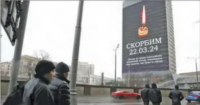  ?? ?? Screens all around Moscow are showing images of a burning candle along with the Russian word ‘Skorbim’ (‘We mourn’).