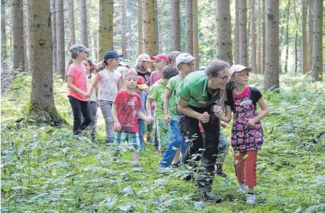  ?? ARCHIVFOTO: JENNIFER KUHLMANN ?? Jeden Tag gibt es in der Ferienbetr­euung eine andere Aktion – in den Wald soll es unter anderem auch gehen.