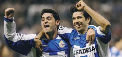 ??  ?? Deportivo Coruna's Victor Sanchez (L) and his team mate Juan Valeron