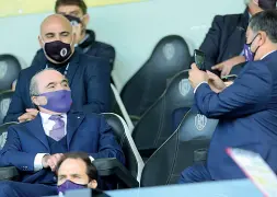  ??  ?? In tribuna
Joe Barone scatta una foto a Rocco Commisso sugli spalti dello stadio di Cesena