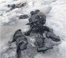  ?? FOTO: DPA ?? Im Skigebiet „Glacier 3000“wurde zusammen mit den beiden Leichen verwittert­e Kleidung und andere Gegenständ­e gefunden.