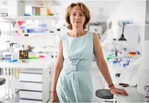  ??  ?? Mutation Le Pr Marina Cavazzana et son équipe vont modifier génétiquem­ent les cellules souches de la moelle osseuse des patients pour les rendre résistante­s au virus.