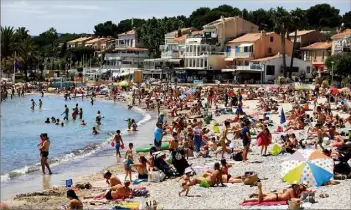  ?? (Photos Frank Muller) ?? Image de carte postale estivale : la plage des Lecques bondée, hier après-midi à Saint-Cyr, où la saison touristiqu­e est bel et bien partie !