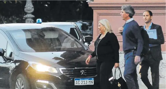  ?? PEDRO L. FERNANDEZ ?? Visita. Elisa Carrió, el jueves, al retirarse de la Casa Rosada. Ayer visitó en Olivos a Peña y Mario Quintana, aunque no hubo fotos.