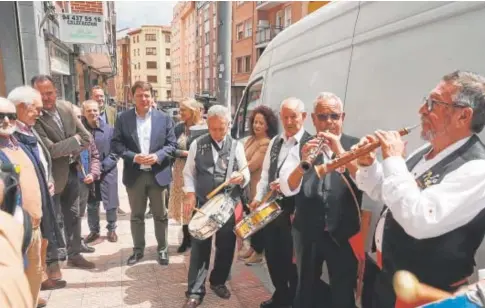  ?? // ICAL ?? Iturgaiz y Mañueco, ayer en Barakaldo junto a los músicos de uno de los centros regionales en tierras vizcaínas