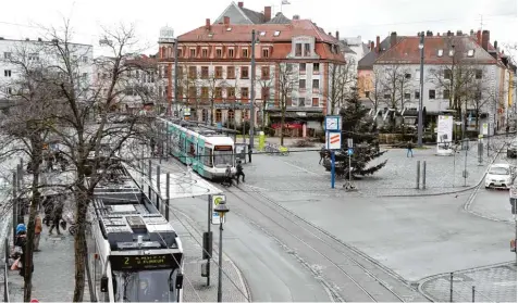  ?? Foto: Silvio Wyszengrad ?? Auf dem Helmut Haller Platz am Oberhauser Bahnhof kommen seit vielen Jahren Vertreter der Drogen „Betreute Treff“die Situation entspannt. und Alkoholike­rszene zusammen. Die Stadt hofft, dass der künftige