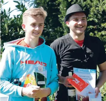  ?? Foto: Dr. Heinzel ?? Selbst der schwäbisch­e Meister Patrick Nystroem vom TC Bad Wörishofen (rechts) zog seinen Hut vor Maximilian Heinzel vom TC Rot Weiß Gersthofen, der ihm im Finale einen großen Kampf lieferte.