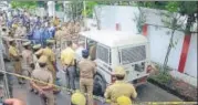  ?? DEEPAK GUPTA/HT PHOTO ?? Police and forensic experts scan the site of the murder and loot in ▪Lucknow on Monday.