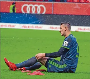  ?? Foto: Roland Geier ?? Sie kommen nicht auf die Beine: Ingolstadt­s Phil Neumann nach der 1:2-Niederlage gegen Regensburg.