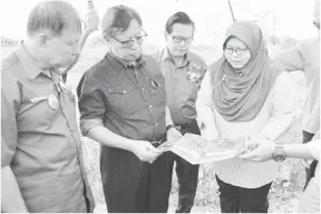  ??  ?? DARI kiri, Sebastian, Abang Johari dan Lee mendengar sesuatu yang dikatakan wakil JPS berhubung projek tebatan banjir tersebut.