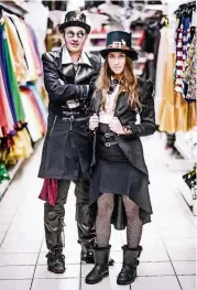  ??  ?? Der Steampunk-Look ist weiter angesagt. Die Outfits kosten zwischen 80 und 130 Euro.