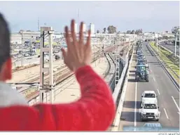  ?? JESÚS MARÍN ?? Una mujer saluda desde la pasarela de Bahía Sur.