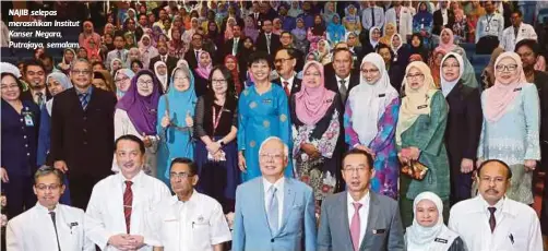  ??  ?? NAJIB selepas merasmikan Institut Kanser Negara, Putrajaya, semalam.