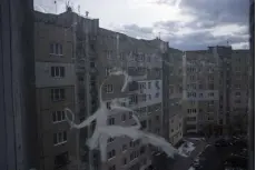  ?? Nariman El-mofty, The Associated Press ?? A view of an apartment block in Lviv, Ukraine, seen from a kitchen window, where the Shlapak family, who are internally displaced from Kharkiv, took refuge.