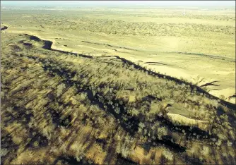  ?? XUE CHAOHUA / CHINA DAILY ?? A bird’s-eye view of Babusha, a large sand dune on the southern edge of the Tengger desert in Northwest China.