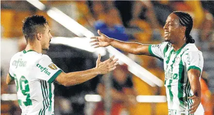  ?? THIAGO CALIL/AGIF ?? Festa no Interior. Willian e Keno comemoram o segundo gol do Alviverde: time se desconcent­rou em alguns momentos