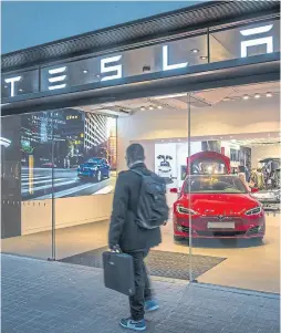  ?? Shuttersto­ck ?? Tesla no cumplió su meta de producción