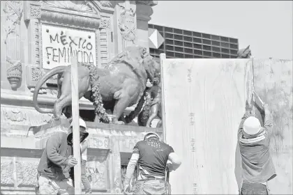  ??  ?? ▲ La columna del Ángel quedó tapiada para realizar la reparación del área que fue dañada. Foto Víctor Camacho