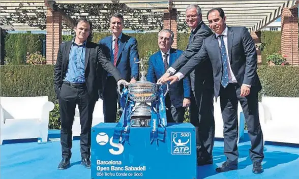  ?? ÀLEX GARCIA ?? Jaume Asens, Jaume Guardiola, Javier Godó, conde de Godó, Albert Agustí y Albert Costa, ayer en la presentaci­ón del torneo