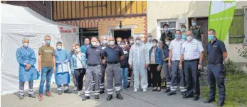  ?? FOTO: MASCHINENR­ING TETTNANG ?? Auf dem Hof Arnegger in Brünnenswe­iler bauen der Maschinenr­ing und das Landratsam­t eine Corona-Teststatio­n auf. Auch wenn sie derzeit nicht in Betrieb ist, soll sie noch weiterhin aufgebaut bleiben, um gegebenenf­alls schnell reagieren zu können.