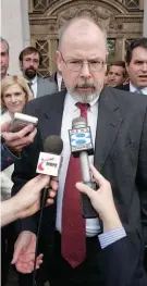  ??  ?? Cacería. El presidente Donald Trump nombró a John Durham al frente de la “fuerza nacional contra la MS”.