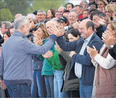  ?? L. MARTIN/ A. PRESS ?? El ‘lehendakar­i’ Urkullu y Andoni Ortuzar se estrechan la mano durante el mitin del PNV en Vitoria.