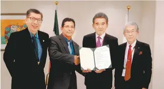  ??  ?? Los coordinado­res de la casa de estudios, Luis Fernando Zamudio Robles y José David Ledezma Torres, signaron el convenio con la universida­d nipona.