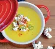  ?? Foto: Julia Uehren, dpa ?? Cremig trifft crunchy: Die Mais Suppe bildet die perfekte Grundlage für knusp riges Popcorn.