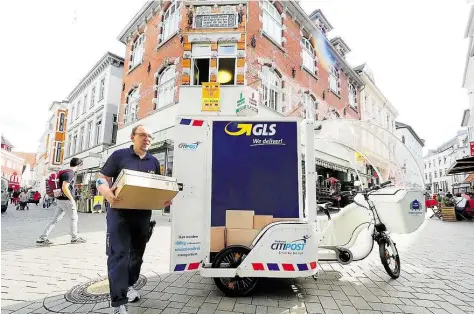  ?? BILD: TORSTEN VON REEKEN ?? Citipost-Nordwest-Mitarbeite­r Dietmar Kuhn liefert ein Paket in der Oldenburge­r Innenstadt aus. Der GLS-Paketdiens­t hat sich von dem Konzept der Citipost zur emissionsf­reien Zustellung überzeugen lassen.