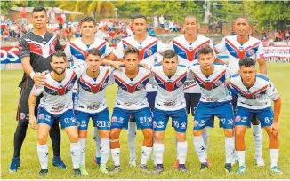  ??  ?? Los jugadores del Firpo aún no reciben el salario de agosto debido al impase.