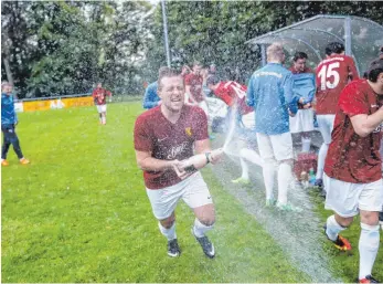  ?? FOTO: VOLKER STROHMAIER ?? Der FV Biberach sicherte sich durch einen 6:0-Erfolg in Reinstette­n vorzeitig den Titel. Die Freude war entspreche­nd groß.