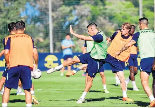  ?? CÁDIZ CF ?? Volea de Rubén Alcaraz en una sesión de esta semana.