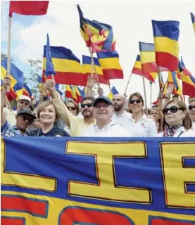  ?? MELISSA FERNÁNDEZ ?? La caminata con el candidato Rodolfo Hernández, del Partido Republican­o Social Cristiano, acabó en el Mercado Central.