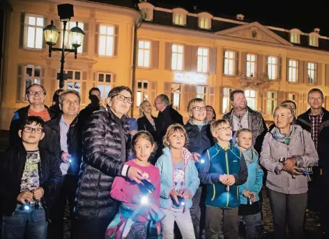  ?? FOTOS (4): RALPH MATZERATH ?? Eine Taschenlam­penführung für die ganze Familie mit Barbara Feldermann-Pech (vorne li.) gehörte zum Angebot in Schloss Morsbroich.