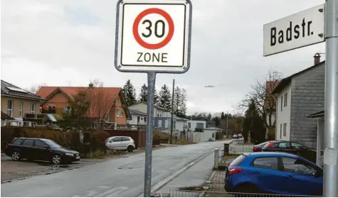  ?? Archivbild: Alf Geiger ?? So sah die Badstraße in Türkheim vor dem 2019 beendeten Ausbau aus: Die Straße war marode und daher drängte die Marktgemei­nde Türkheim auf einen Ausbau. Die Kosten von mehr als einer halben Million Euro sollten zum Teil auf die Grundstück­sbesitzer umgelegt werden. Dagegen klagen jetzt zwei Betroffene.