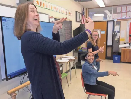  ?? MARK HOFFMAN / MILWAUKEE JOURNAL SENTINEL ?? Molly Best (left) leads her American Sign Language class along with students Kiesha Duncan and Olivia Hammersley at La Follette High School in Madison. The high school has helped Greendale High School develop an ASL curriculum. The students were...