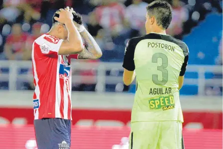  ?? ÓSCAR BERROCAL / ADN ?? Dos caras del juego: Teófilo Gutiérrez, delantero del Junior, se lamenta del resultado; Felipe Aguilar, defensa del Nacional, está feliz.