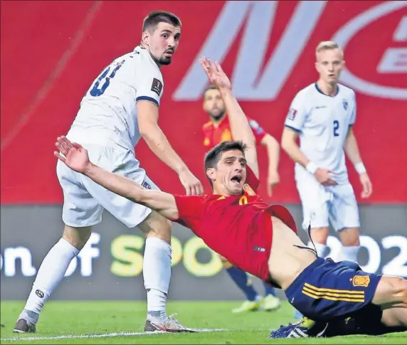  ??  ?? Gerard Moreno intenta sorprender a Ujkani, meta de Kosovo, en el tramo final del partido que se jugó anoche en La Cartuja de Sevilla .