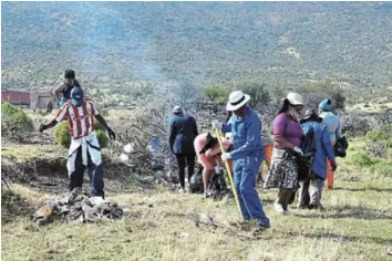  ?? Picture: ANDISA BONANI ?? HARD AT WORK: KwaThemba residents burning rubbish they collected in the neighbourh­ood during their clean-up campaign on Saturday