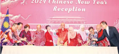  ?? ?? Head of State Tun Juhar Mahiruddin (centre) with his wife Toh Puan Norlidah Tan Sri R M Jasni (fifth right), Chief Minister Datuk Seri Panglima Haji Hajiji Haji Noor (fourth left) with wife Datin Seri Panglima Datuk Juliah Salag (fourth right) with China Consul General in Kota Kinabalu Dr Huang Shifang (fifth left) and other invited guests tossing the “lao sang”.