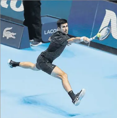  ?? FOTO: AP ?? Novak Djokovic, un prodigio de elasticida­d, consiguió ayer su segunda victoria en el Grupo Guga Kuerten