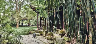  ??  ?? Ein grüner Schlupfwin­kel ist der Garten des Dichters Du Fu.