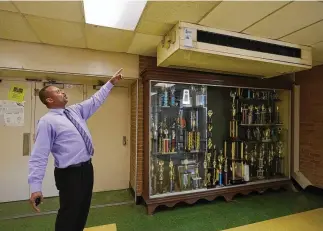  ?? ROGELIO V. SOLIS / ASSOCIATED PRESS ?? Jim Hill High School principal Bobby Brown points out one of the outdated air-condition units that are installed throughout the Jackson, Miss., school, Jan. 12. A litanyofin­frastructu­re issues in the school make for tough choices on spending COVID recovery aid on infrastruc­ture or academics.