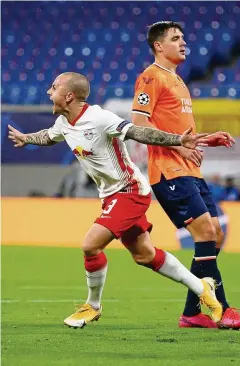  ?? FOTO: MAJA HITIJ / GETTY IMAGES ?? Leipzigs Angelino jubelt in der Red-Bull-Arena über seinen frühen Treffer zum 1:0 gegen Istanbul Basaksehir.