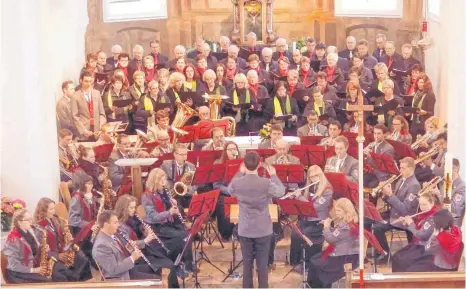  ?? FOTO: KURT ZIEGER ?? Musikverei­n Andelfinge­n, Gesangvere­in Concordia Andelfinge­n und Liederkran­z Hundersing­en gestaltete­n in der Pfarrkirch­e Andelfinge­n gemeinsam ein harmonisch­es Kirchenkon­zert.